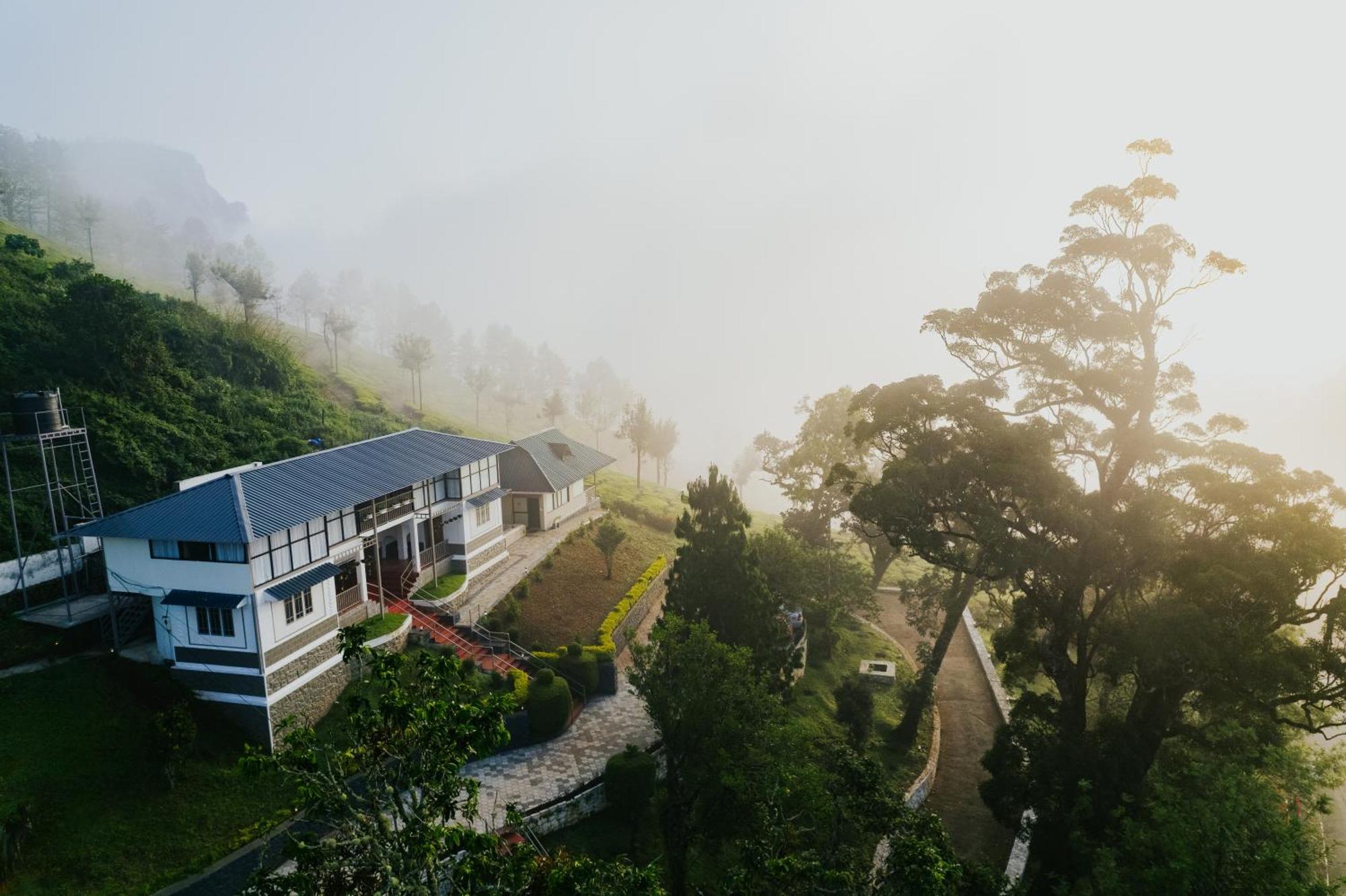 Misty Courtyard Resort Chinnakanal 외부 사진